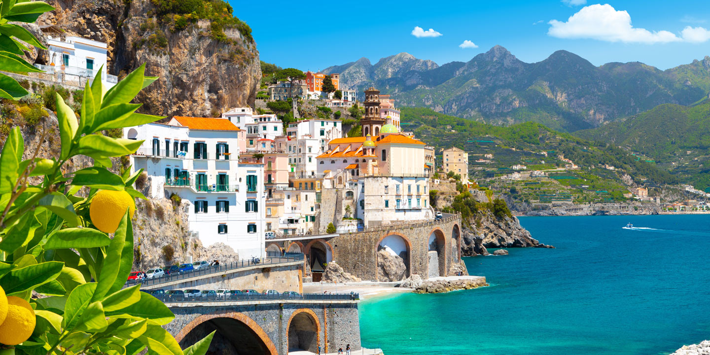 Vackra Amalfi längs Amalfikusten i Italien.