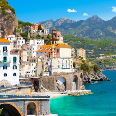 Vackra Amalfi längs Amalfikusten i Italien.