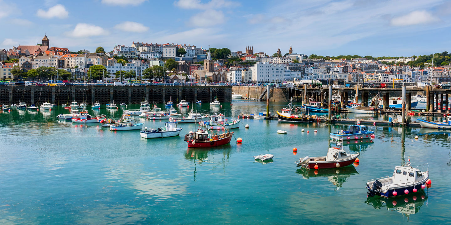 St. Peter port på Guernsey, kanalön mellan Storbritannien och Frankrike.