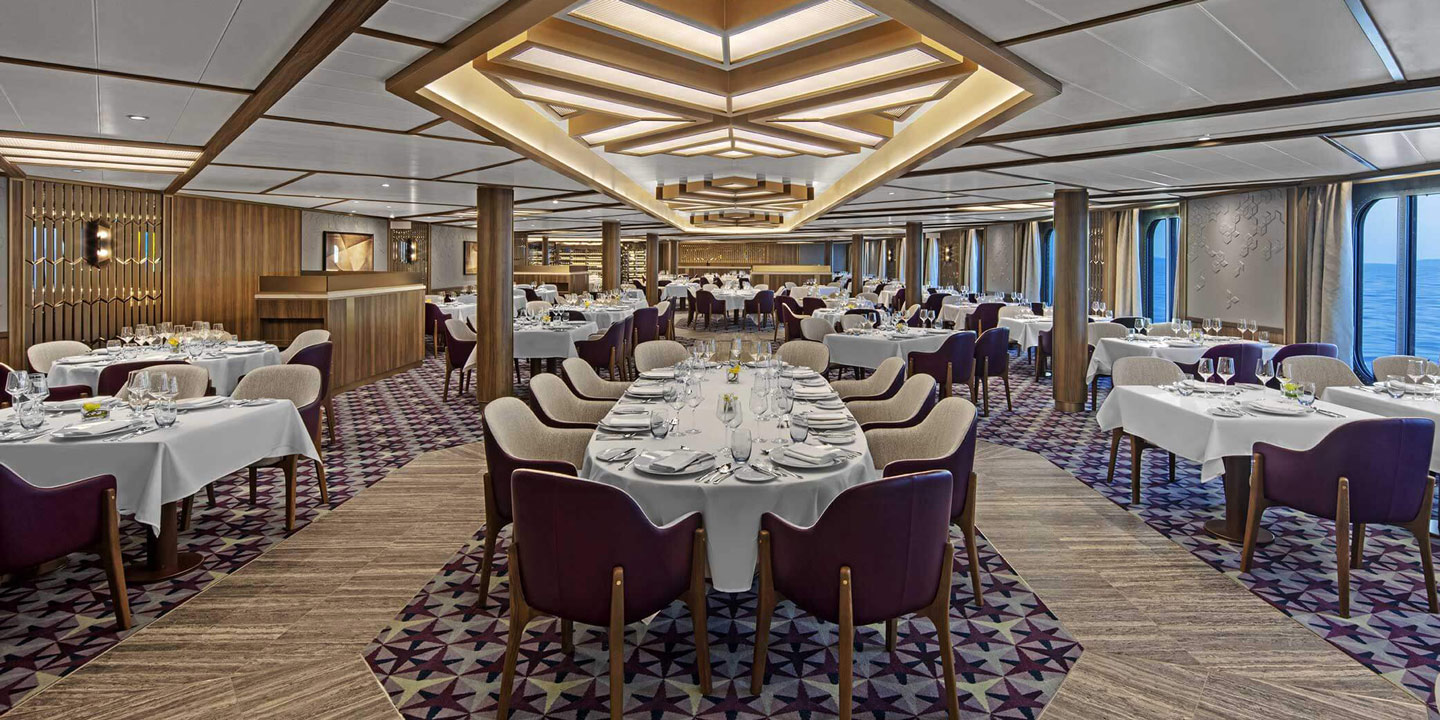 Restaurang ombord på Seabourns expeditionsfartyg.