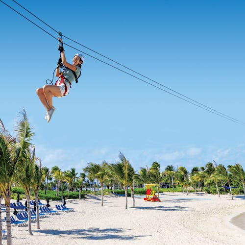 Zipline över stranden på Great Stirrup Cay, Bahamas.