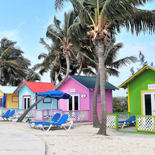 Färgglada bungalows på stranden i Princess Cays, Bahamas.