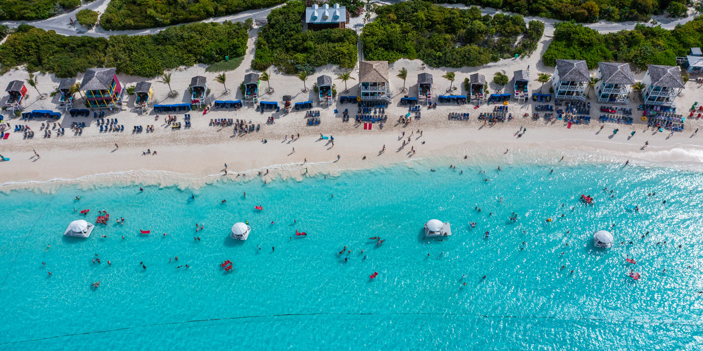 Vacker strand och turkåsblått hav på Half Moon Cay, Bahamas.