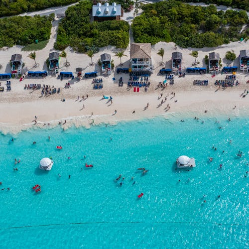 Vacker strand och turkåsblått hav på Half Moon Cay, Bahamas.