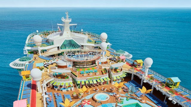 Pooldäck ombord på Royal Caribbeans fartyg Freedom of the Seas.