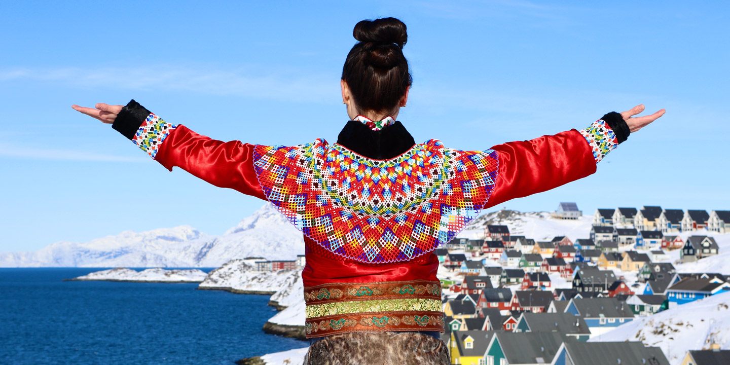 Kvinna i traditionell grönländsk klädsel.