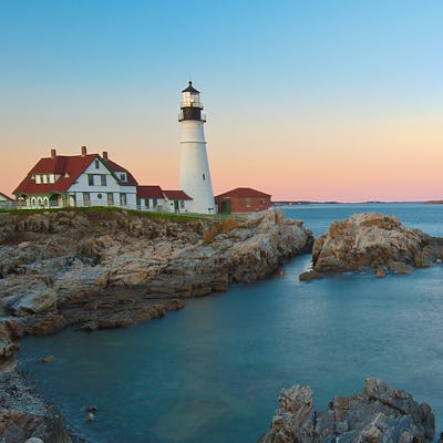 Fyr vid kusten i New England.