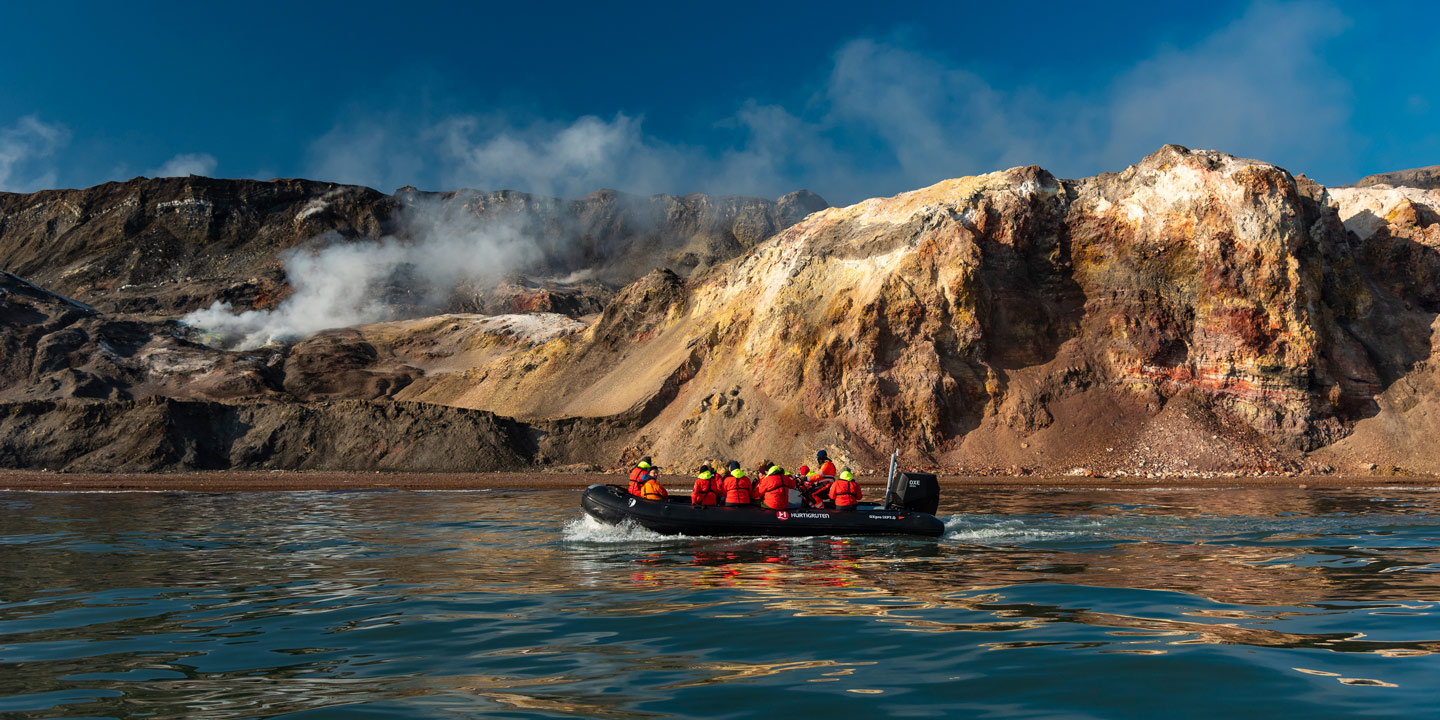 Tenderbåt med resenärer från Hurtigruten Expeditions i Smoking Hills, Nordvästpassagen.