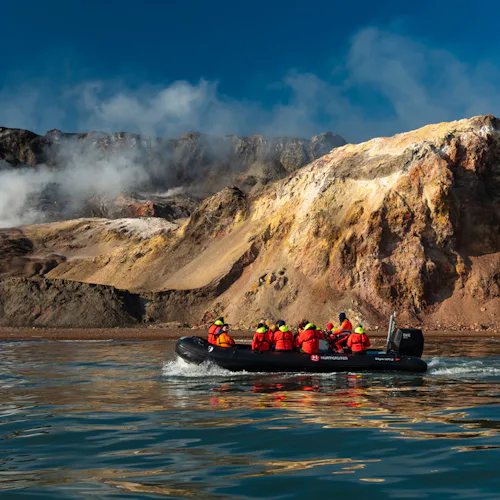 Tenderbåt med resenärer från Hurtigruten Expeditions i Smoking Hills, Nordvästpassagen.