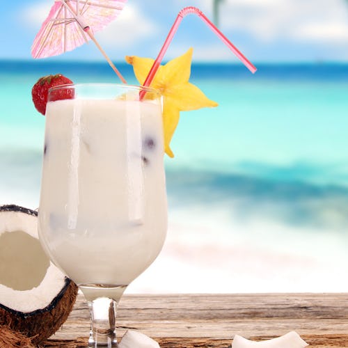 Romdrink med karibisk strand i bakgrunden.