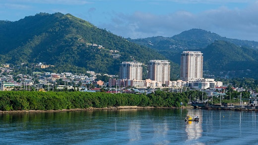 Trinidad och Tobagos huvudstad, Port of Spain, sedd från vattnet.