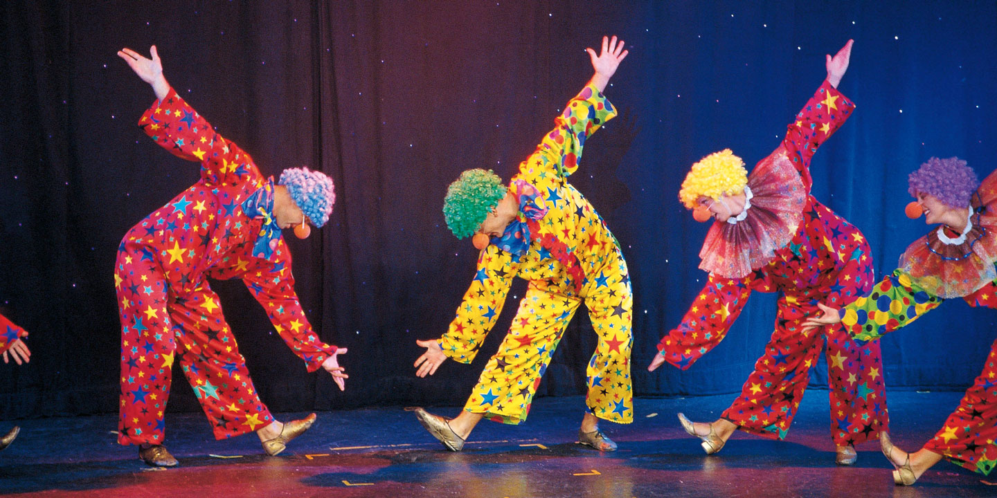 Show med clowner ombord på MSC Cruises fartyg.