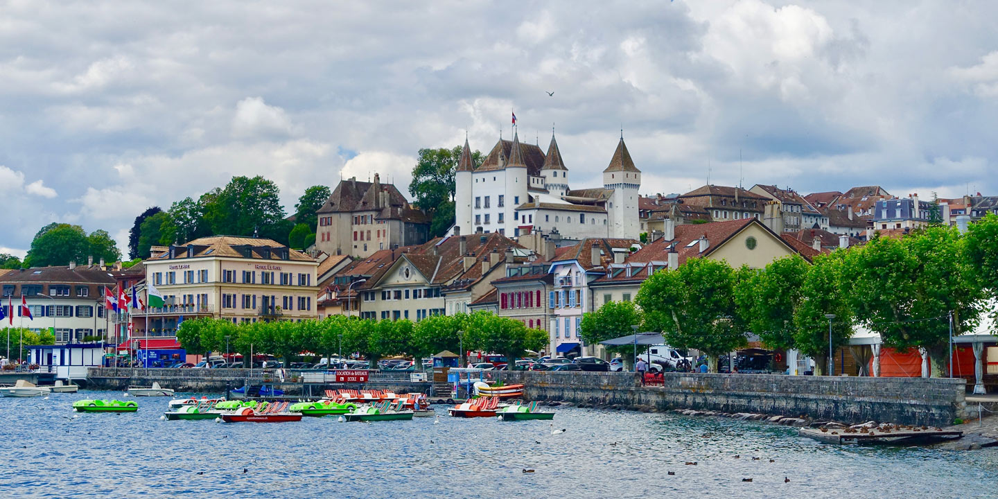 Nyon, Schweiz, sett från vattnet.