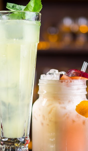 En samling fina cocktails och mocktails i en bar.