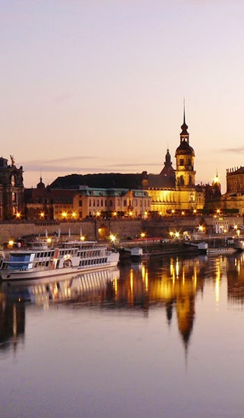 Kväll vid floden Elbe, genom Dresden i Tyskland.