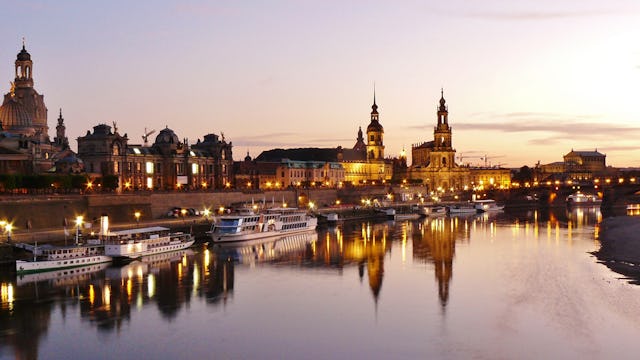 Kväll vid floden Elbe, genom Dresden i Tyskland.