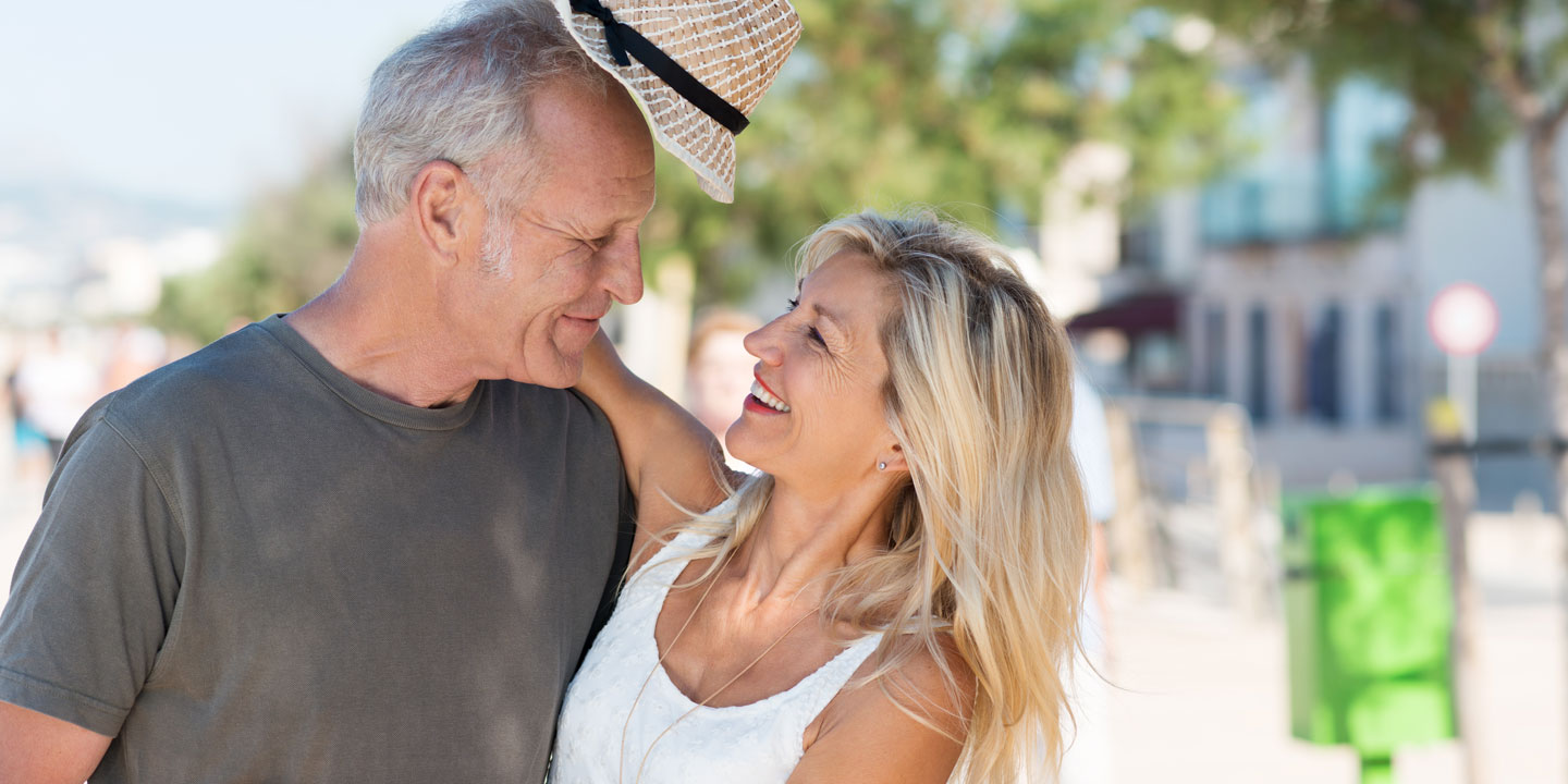 Glatt par som tittar på varandra.