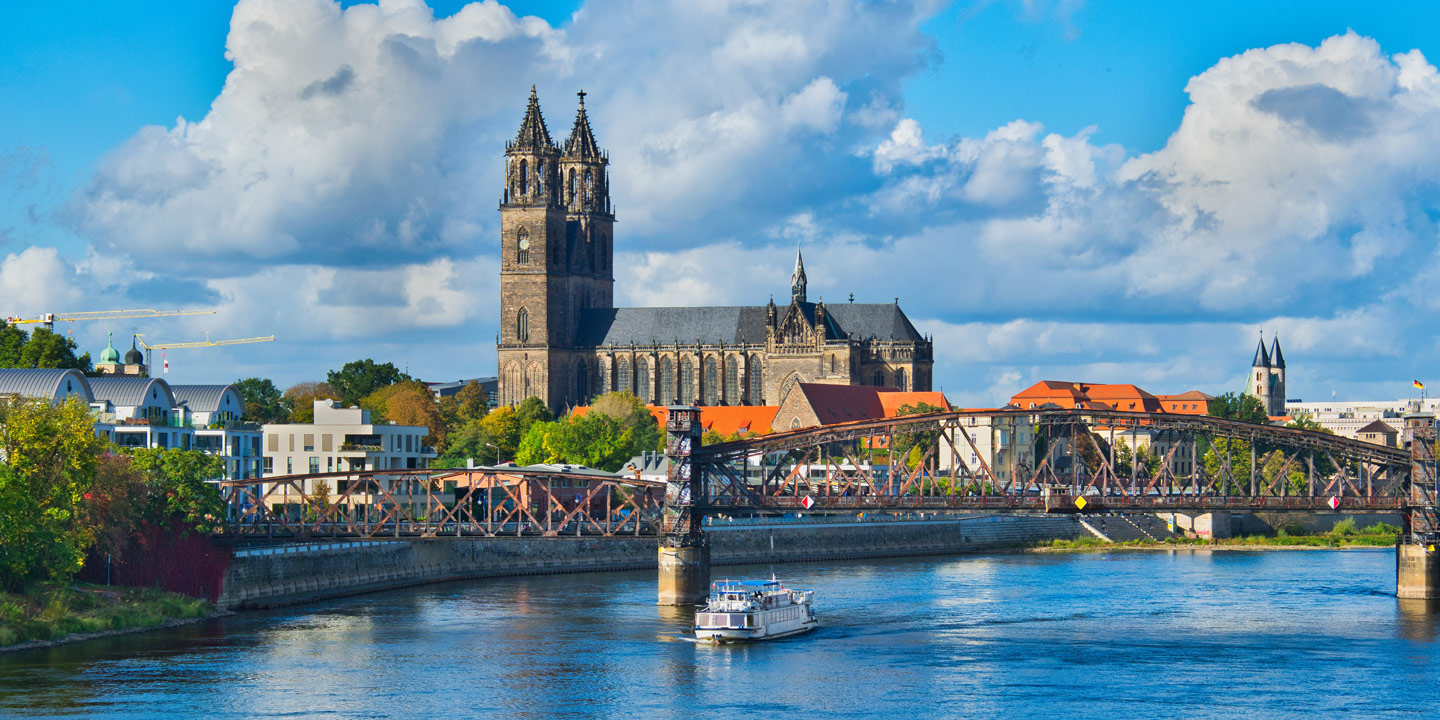 Vy över floden Elbe genom Magdeburg i Tyskland.