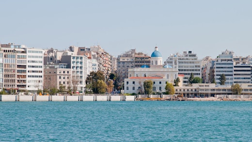 Hamnstaden Pireus i Grekland, sedd från vattnet.