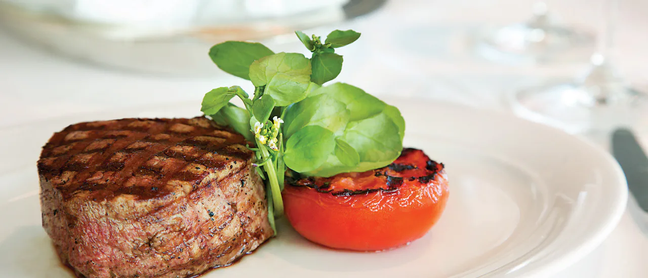 Saftig filet mignon i restaurang Tuscan Steak ombord på Oceania Cruises fartyg i O-class.