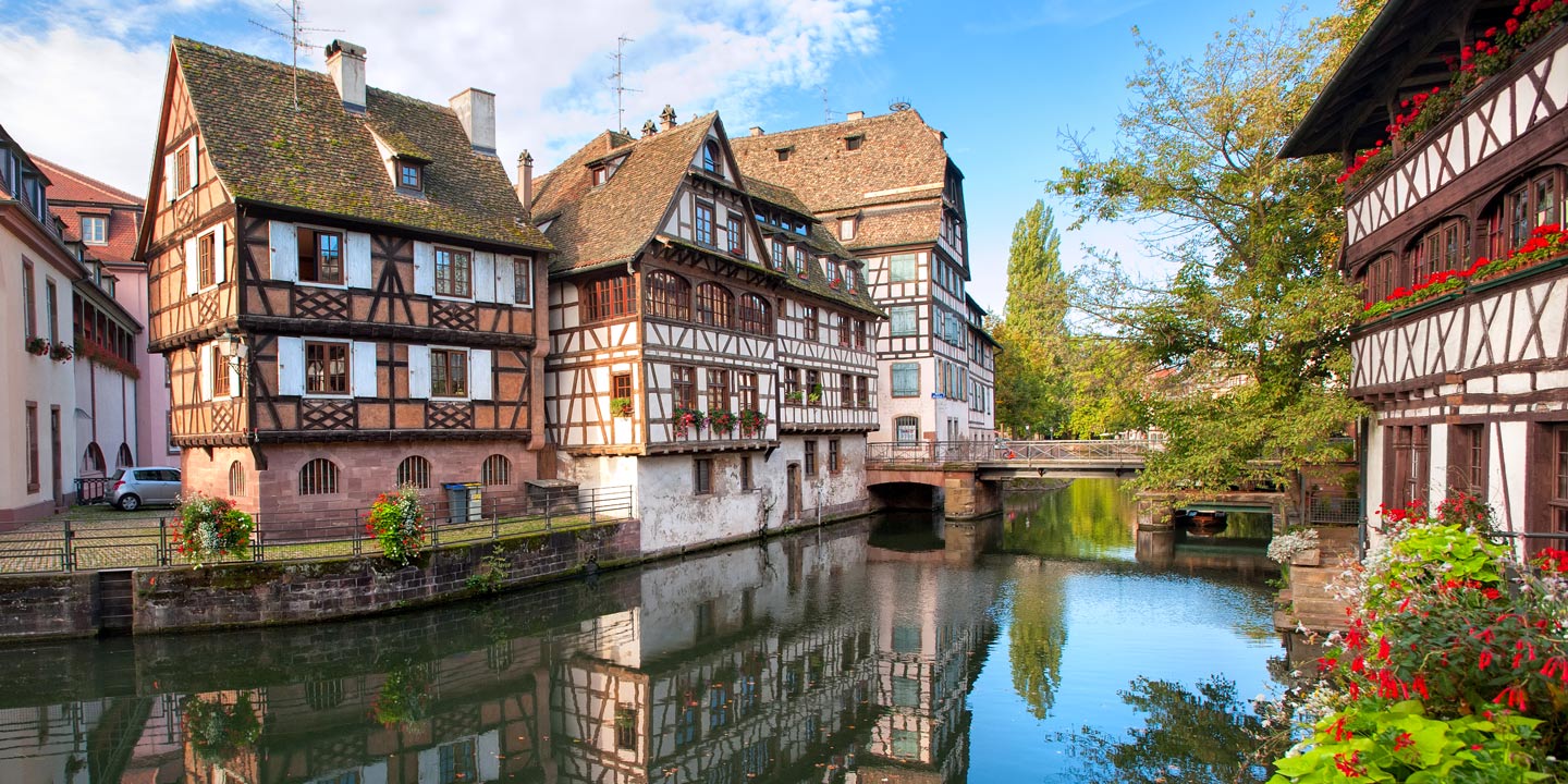 Korsvirkeshus längs kanal i Strasbourg, Frankrike.
