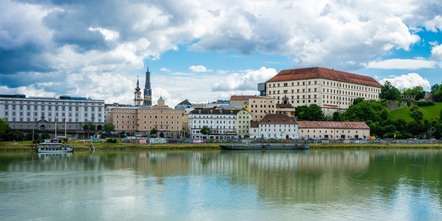 Vacker vy från vattnet, över staden Linz i Österrike. 