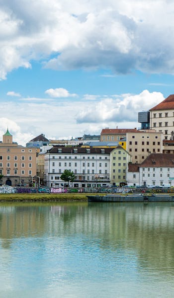 Vacker vy från vattnet, över staden Linz i Österrike.