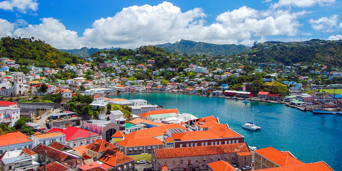 Vy över den vackra hamnen i St. George's, huvudstad på Grenada. 