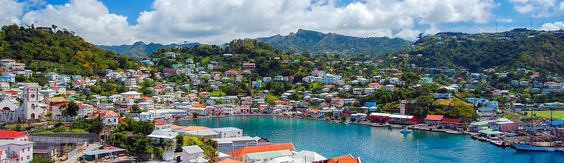 Vy över den vackra hamnen i St. George's, huvudstad på Grenada.