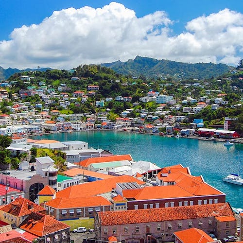 Vy över den vackra hamnen i St. George's, huvudstad på Grenada.