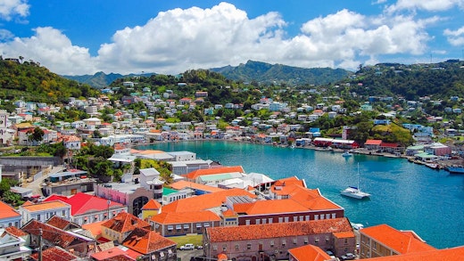 Vy över den vackra hamnen i St. George's, huvudstad på Grenada.