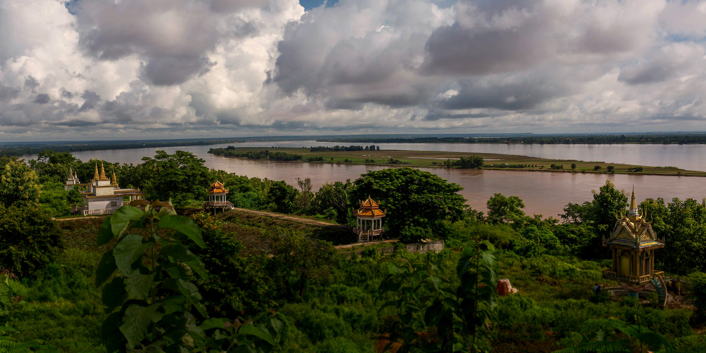 Vy över Mekongfloden och tempel i Kampong Cham i Kambodja.