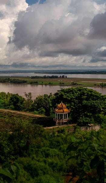 Vy över Mekongfloden och tempel i Kampong Cham i Kambodja.