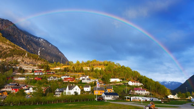 Vacker regnbåde på himlen över Eidfjord i Norge.