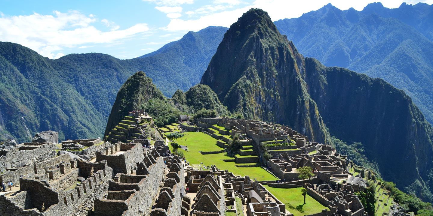 Vy över inkastaden Machu Picchu i Peru.