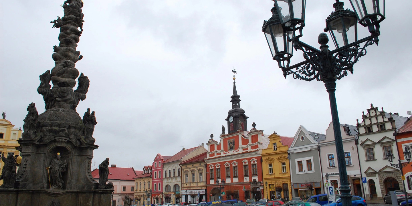 Färgglada hus runt torget i Pardubice, Tjeckien.
