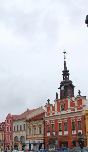 Färgglada hus runt torget i Pardubice, Tjeckien.