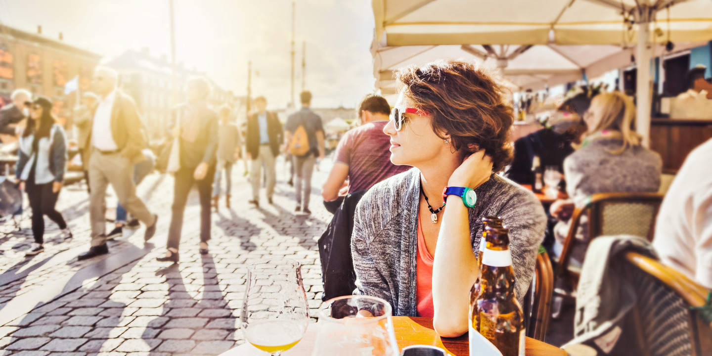 Myllrande stadsliv i Köpenhamn, Danmark.