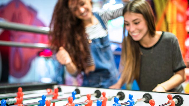 Ungdomar spelar spel i Young Club ombord på MSC Cruises fartyg.