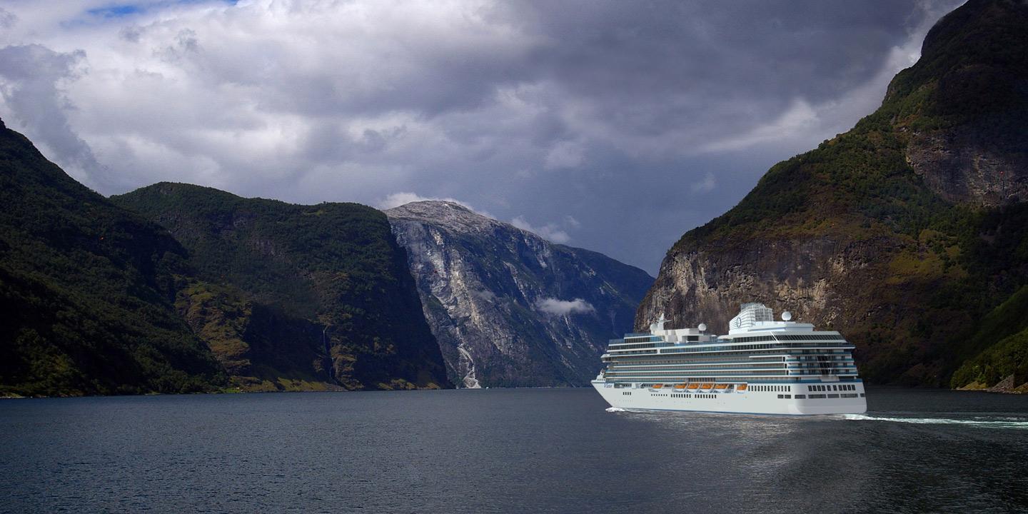 Oceania Cruises fartyg Vista omringad av höga berg på sin tur genom norska fjordar.