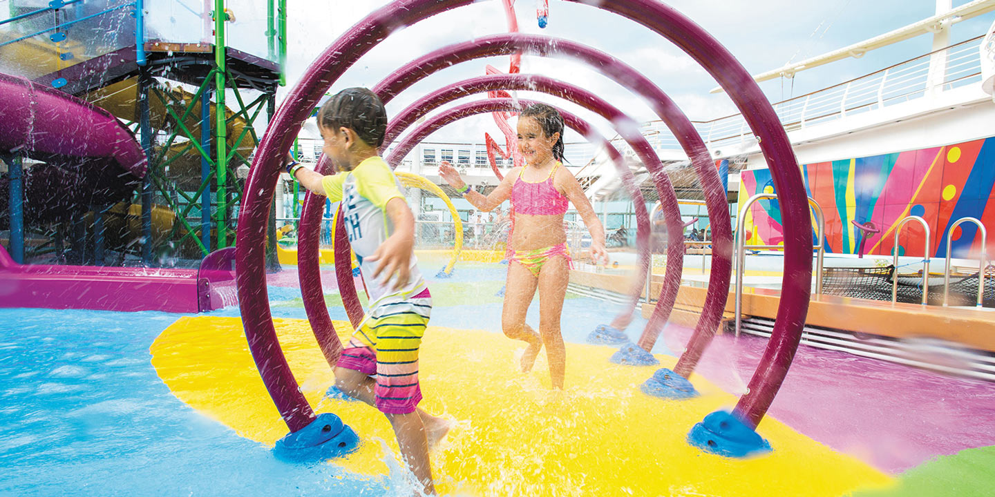 Barn leker i den interaktiva vattenparken Splashaway Bay ombord på Symphony of the Seas.