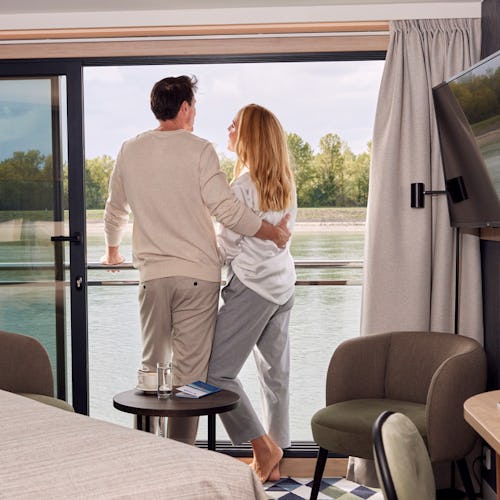 Hytt med fransk balkong ombord på VIVA Cruises flodkryssningsfartyg.