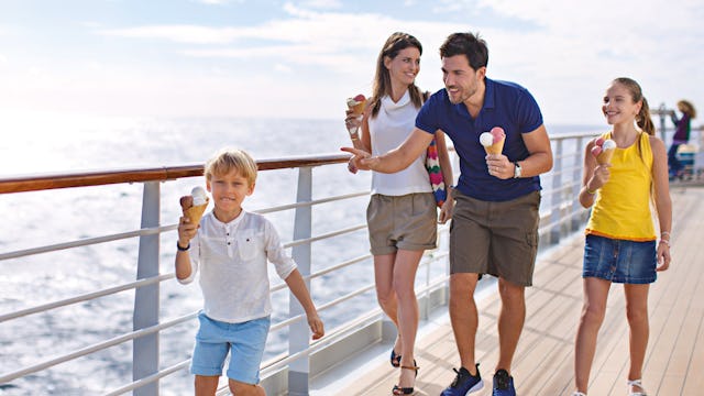Familj äter glass på däck ombord på Costa Diadema.