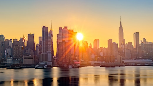 Manhattan skyline i soluppgång.