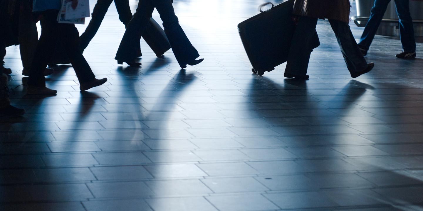 Siluetter av människor på väg någonstans.