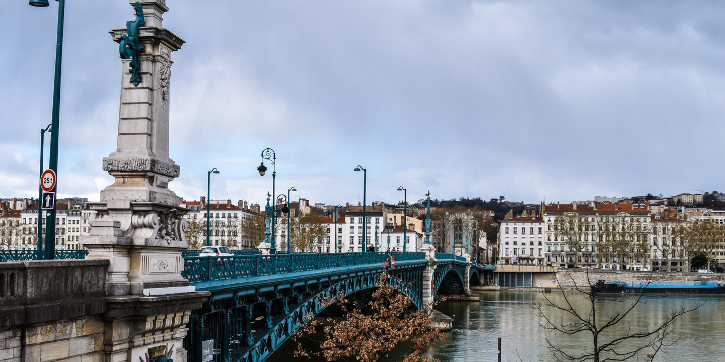 En av flera vackra broar i Lyon, Frankrike.