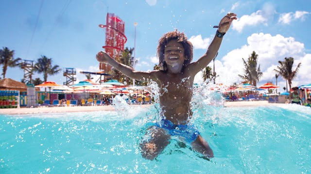 Kille badar i en av poolerna på Perfect Day CocoCay, Bahamas.