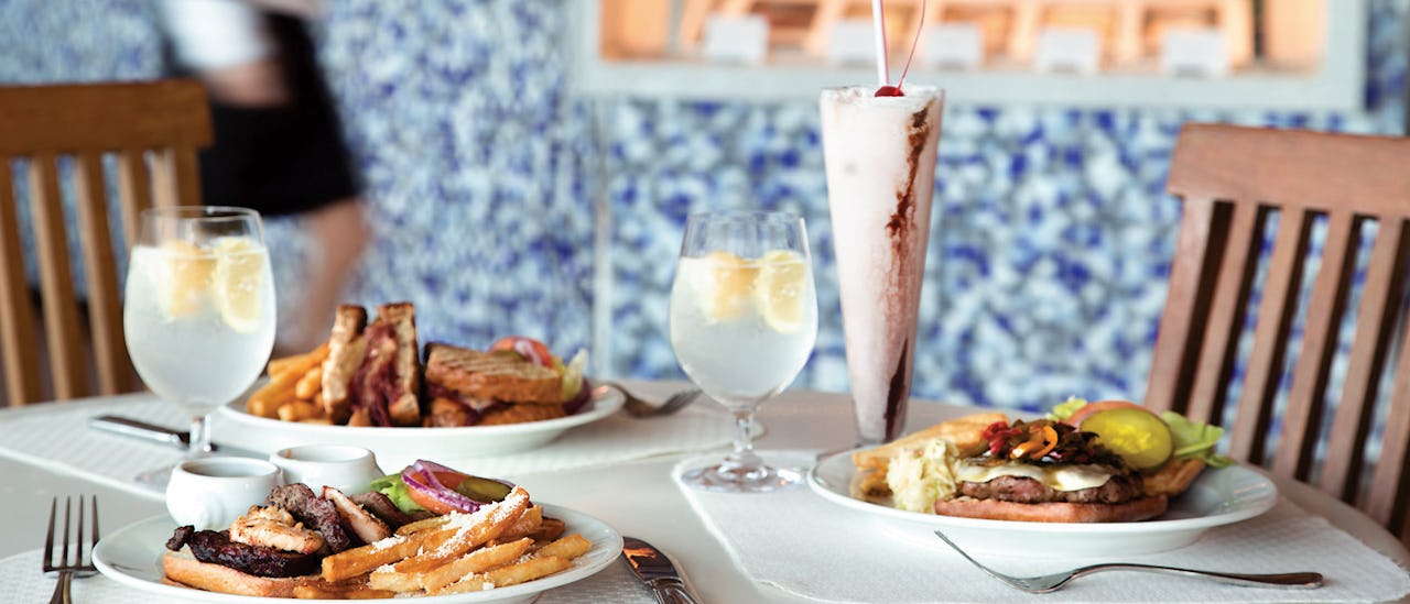 Burgare och sandwishes i restaurang Waves Grill ombord på Oceania Cruises fartyg i O-class.
