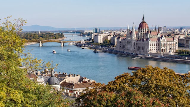 Floden Donau slingrar sig genom Budapest, Ungern.