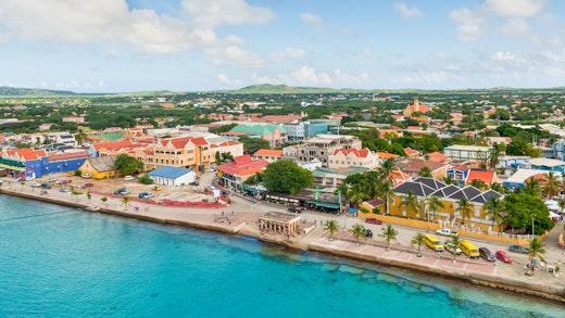 Drönarvy över huvudstaden Kralendijk på Bonaire.